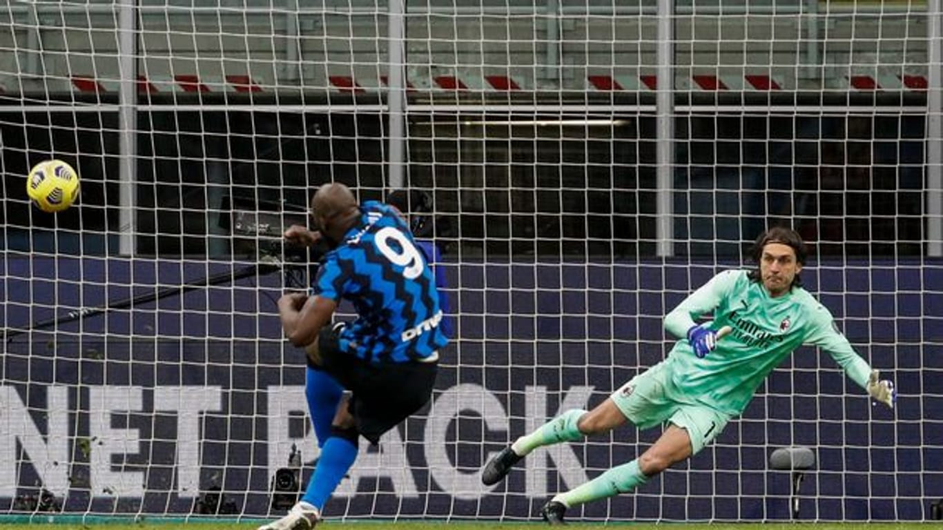 Romelu Lukaku (l) brachte Inter Mailand im Pokal-Derby gegen AC per Elfmeter zurück ins Spiel.