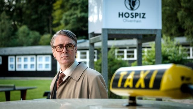 Nach einer Krebsdiagnose geht Lothar (Jens Harzer) ins Hospiz.