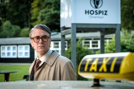 Nach einer Krebsdiagnose geht Lothar (Jens Harzer) ins Hospiz.