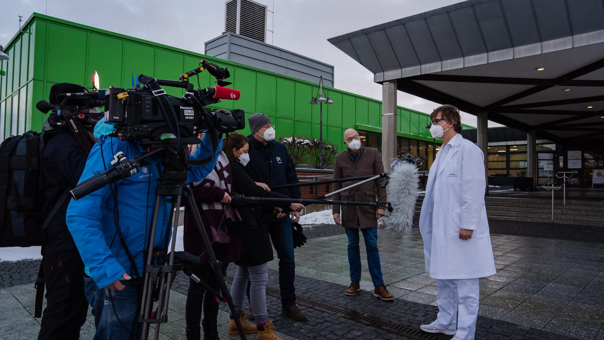 Oberarzt in Bayreuth: Wegen des Verdachts auf einen Ausbruch der hochansteckenden Corona-Mutation hat die Klinik mehrere Gebäude geschlossen.