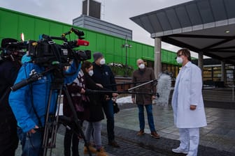 Oberarzt in Bayreuth: Wegen des Verdachts auf einen Ausbruch der hochansteckenden Corona-Mutation hat die Klinik mehrere Gebäude geschlossen.