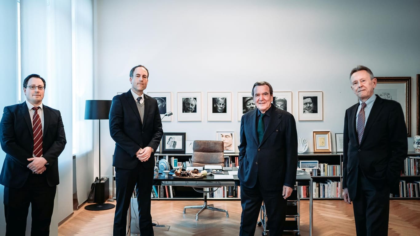 Wir trafen den Altkanzler und Gregor Schöllgen in Schröders Büro in Hannover.