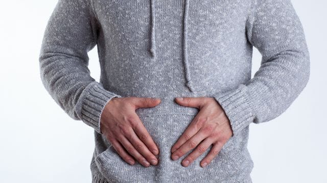 Ein geblähter Bauch und Völlegefühl können Anzeichen für eine Verstopfung sein. Ein geblähter Bauch und Völlegefühl können Anzeichen für eine Verstopfung sein.