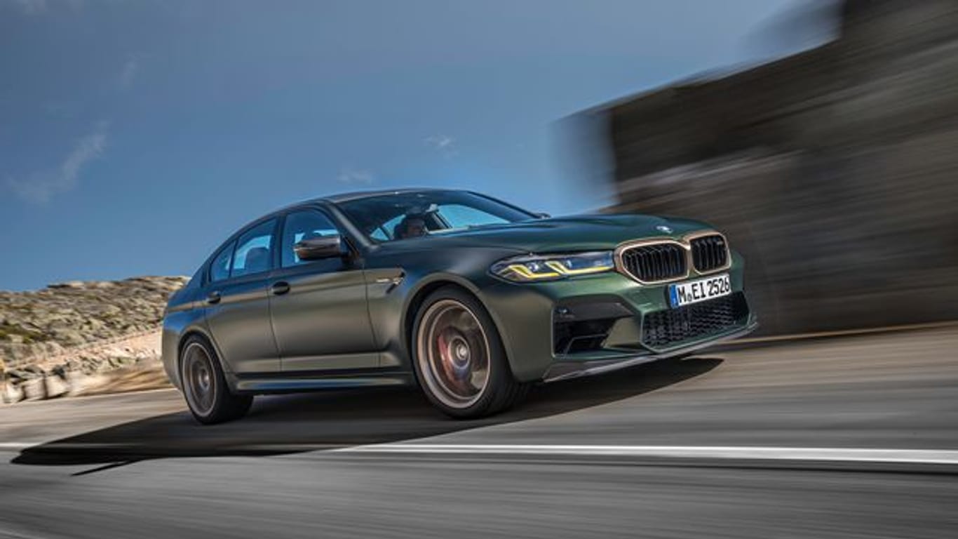 Stärkster Serien-BMW: Auch optisch will der M5 CS mehr hermachen und setzt deshalb auf zahlreiche Zierelemente aus Goldbronze und Sichtkarbon.