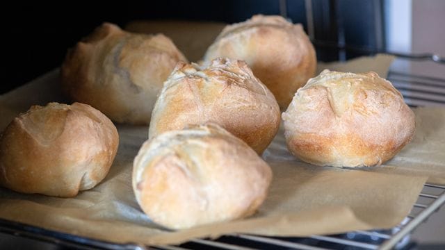 Knusprig, aromatisch, frisch: Viele Aufbackbrötchen lösen dieses Versprechen laut einem Test von Stiftung Warentest ein – aber nicht alle.