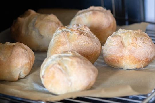 Knusprig, aromatisch, frisch: Viele Aufbackbrötchen lösen dieses Versprechen laut einem Test von Stiftung Warentest ein – aber nicht alle.