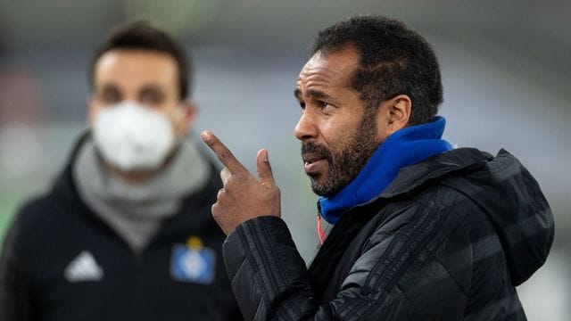 Hamburgs Trainer Daniel Thioune gestikuliert während eines TV-Interviews vor der Partie.