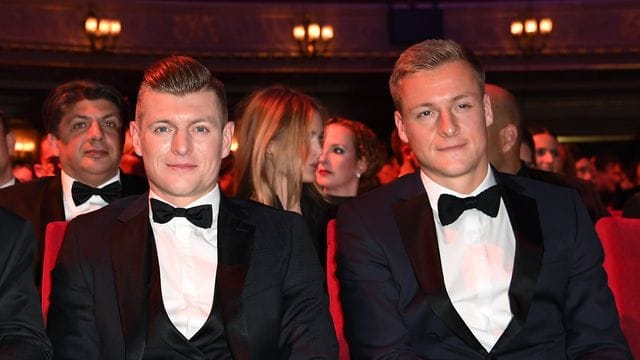 Werden in Corona-Zeiten von ihren Frauen frisiert: Toni Kroos (l) und Bruder Felix. Werden in Corona-Zeiten von ihren Frauen frisiert: Toni Kroos (l) und Bruder Felix.