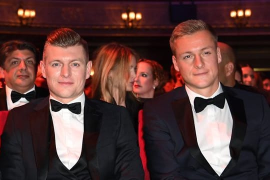 Werden in Corona-Zeiten von ihren Frauen frisiert: Toni Kroos (l) und Bruder Felix.