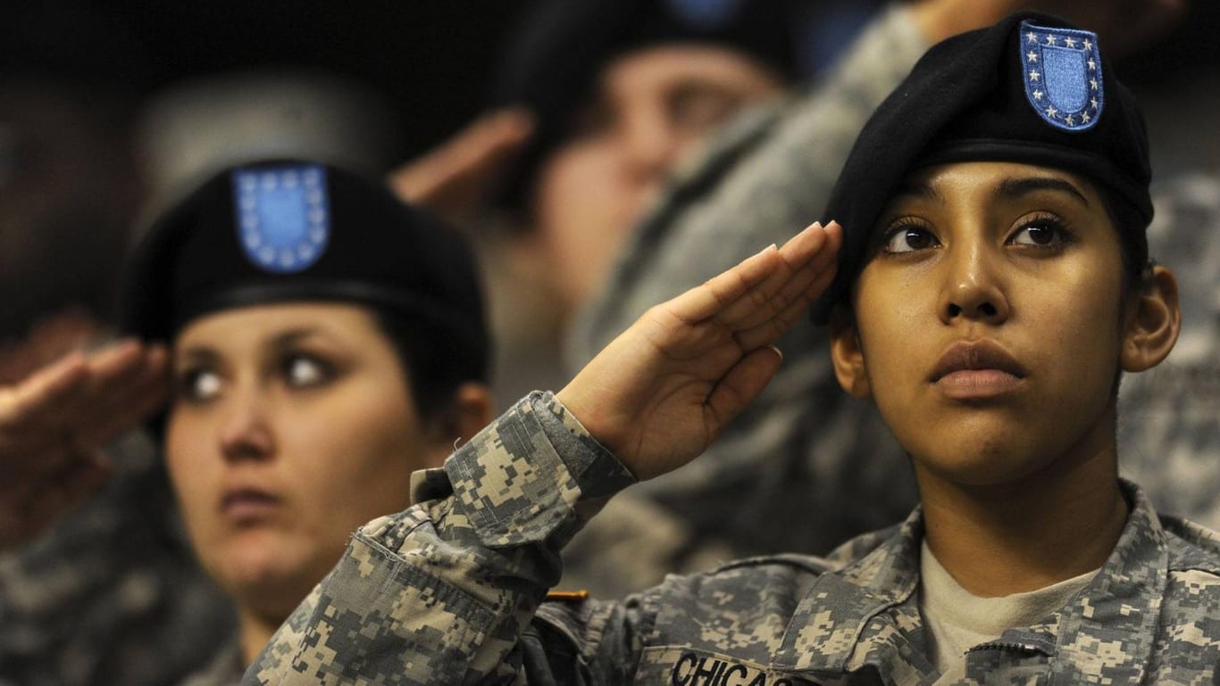 US-Soldatinnen grüßen: In Zukunft ist das Salutieren auch mit Lippenstift erlaubt.