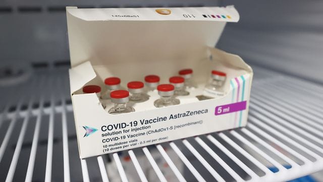 Der Impfstoff, der von der Universität Oxford und dem Pharmakonzerns Astrazeneca produziert wird, kommt nicht in den vereinbarten Mengen. Der Impfstoff, der von der Universität Oxford und dem Pharmakonzerns Astrazeneca produziert wird, kommt nicht in den vereinbarten Mengen.