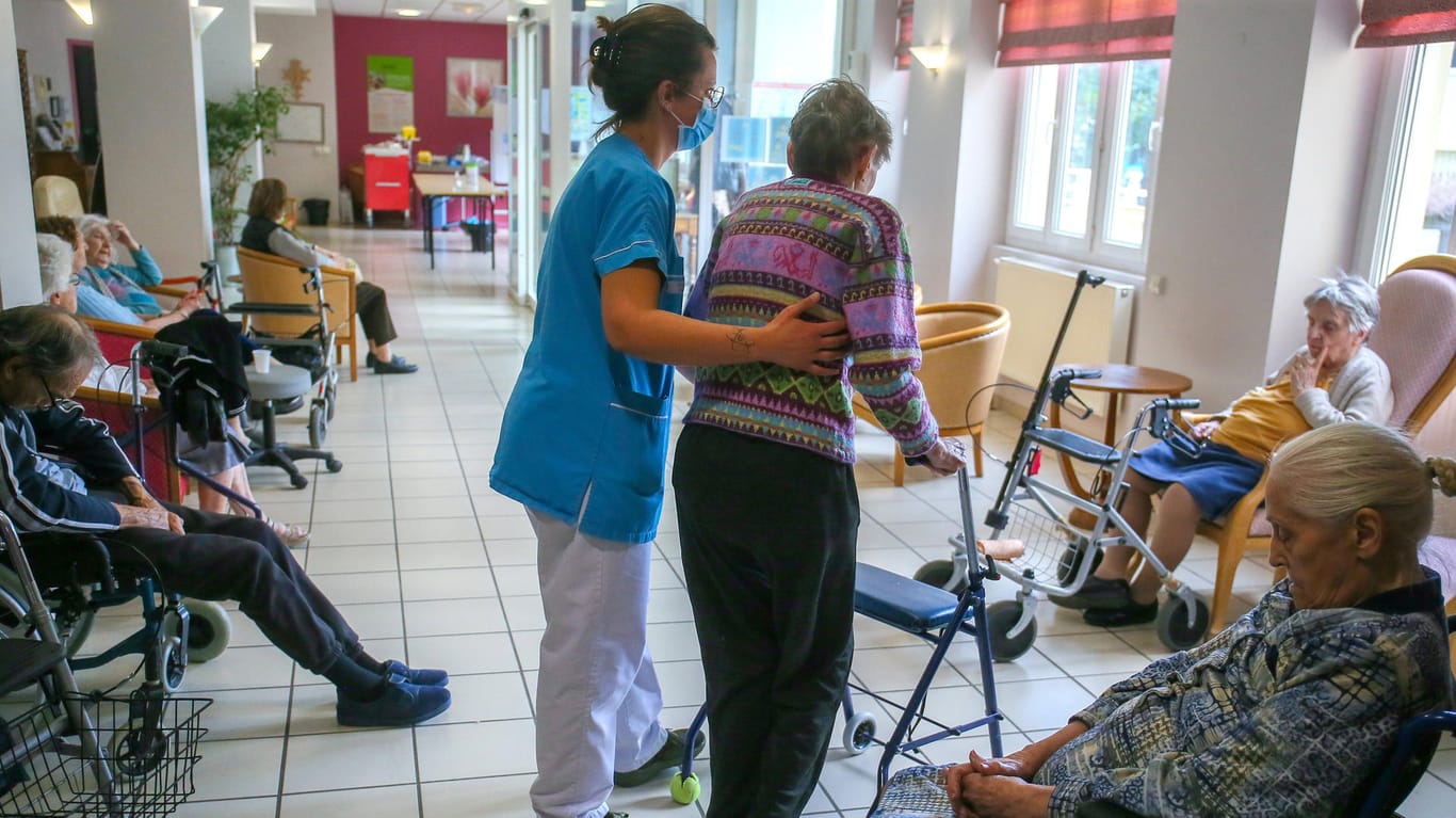 Eine ältere Frau im Pflegeheim (Symbolbild): Die Kosten für Pflegebedürftige und Angehörige steigen.