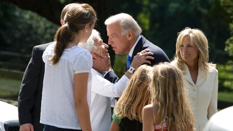 August, 2008: Joseph Biden küsst seine Mutter, Jean, während seine Frau Jill im Hintergrund lächelnd zuschaut. Zu der Zeit wird das Paar zur "Second Family" unter dem damaligen US-Präsidenten Barack Obama.