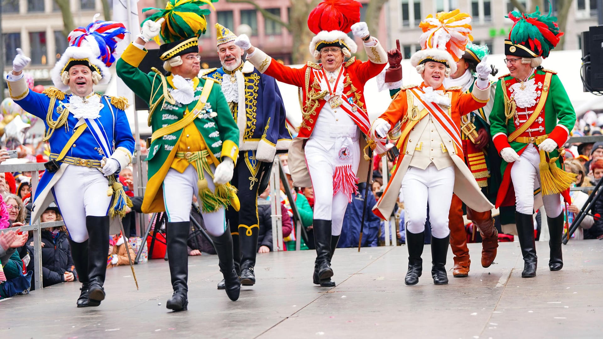 Die Präsidenten der Traditionsgesellschaften im Kölner Karneval auf dem Neumarkt: Der Kölner Karneval ist die fünfte Jahreszeit für Jecken.