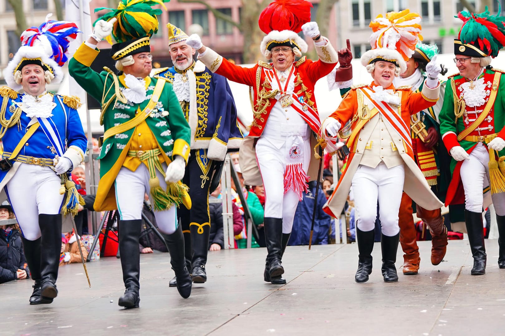 Die Präsidenten der Traditionsgesellschaften im Kölner Karneval auf dem Neumarkt: Der Kölner Karneval ist die fünfte Jahreszeit für Jecken.