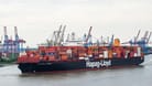 Ein Hapag-Lloyd-Containerschiff fährt in den Hafen ein