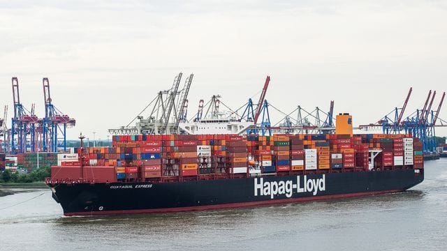 Ein Hapag-Lloyd-Containerschiff fährt in den Hafen ein