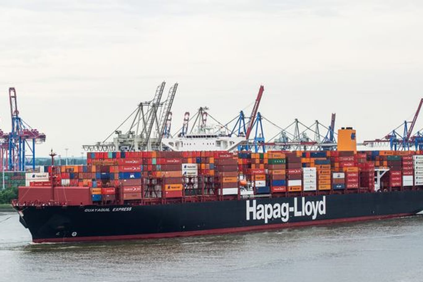Ein Hapag-Lloyd-Containerschiff fährt in den Hafen ein