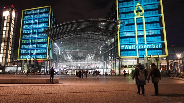 Der Hashtag #WeRemember und eine Kerze sind anlässlich des Holocaust-Gedenktages an die Außenfassade des Hauptbahnhofs in Berlin projiziert.