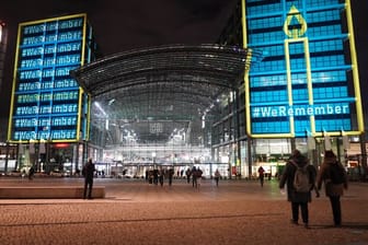 Der Hashtag #WeRemember und eine Kerze sind anlässlich des Holocaust-Gedenktages an die Außenfassade des Hauptbahnhofs in Berlin projiziert.