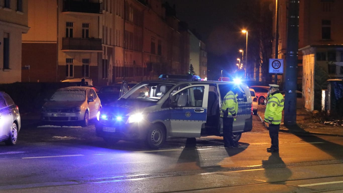 Polizisten stehen an einer durch ein Polizeifahrzeug blockierten Straße: Das LKA Sachsen hat eine großangelegte Drogen-Razzia durchgeführt.