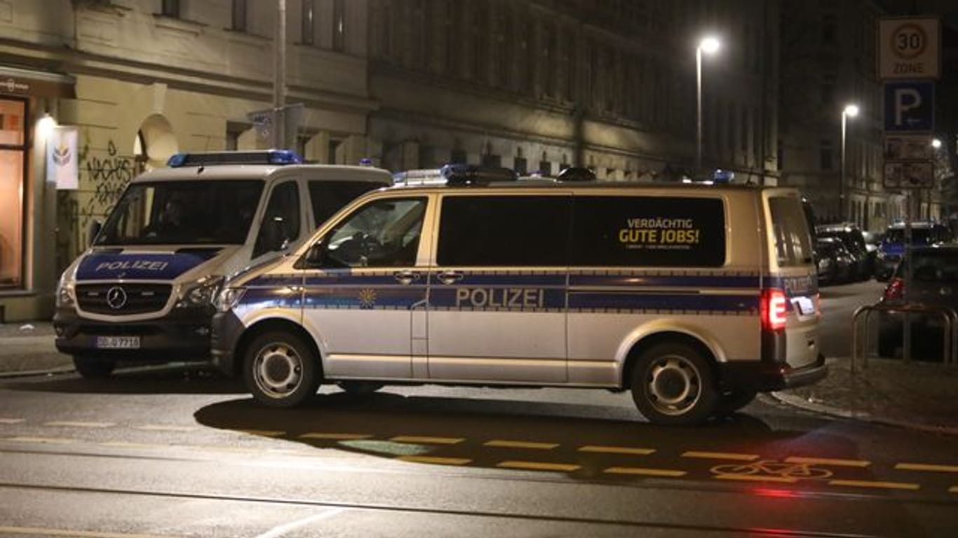 Polizeifahrzeuge blockieren eine Straße in Leipzig.