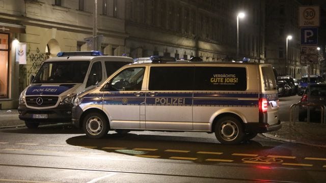 Polizeifahrzeuge blockieren eine Straße in Leipzig.