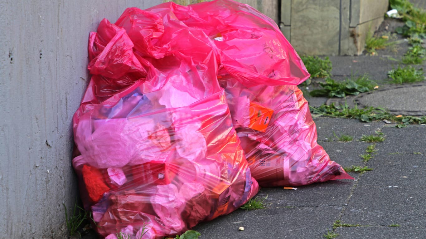 Müllsäcke liegen am Straßenrand (Symbolbild): In Hagen ist ein Auto von einem ähnlichen Exemplar getroffen worden, weil eine Anwohnerin ihn aus dem Fenster geschmissen hatte.