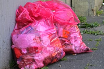 Müllsäcke liegen am Straßenrand (Symbolbild): In Hagen ist ein Auto von einem ähnlichen Exemplar getroffen worden, weil eine Anwohnerin ihn aus dem Fenster geschmissen hatte.