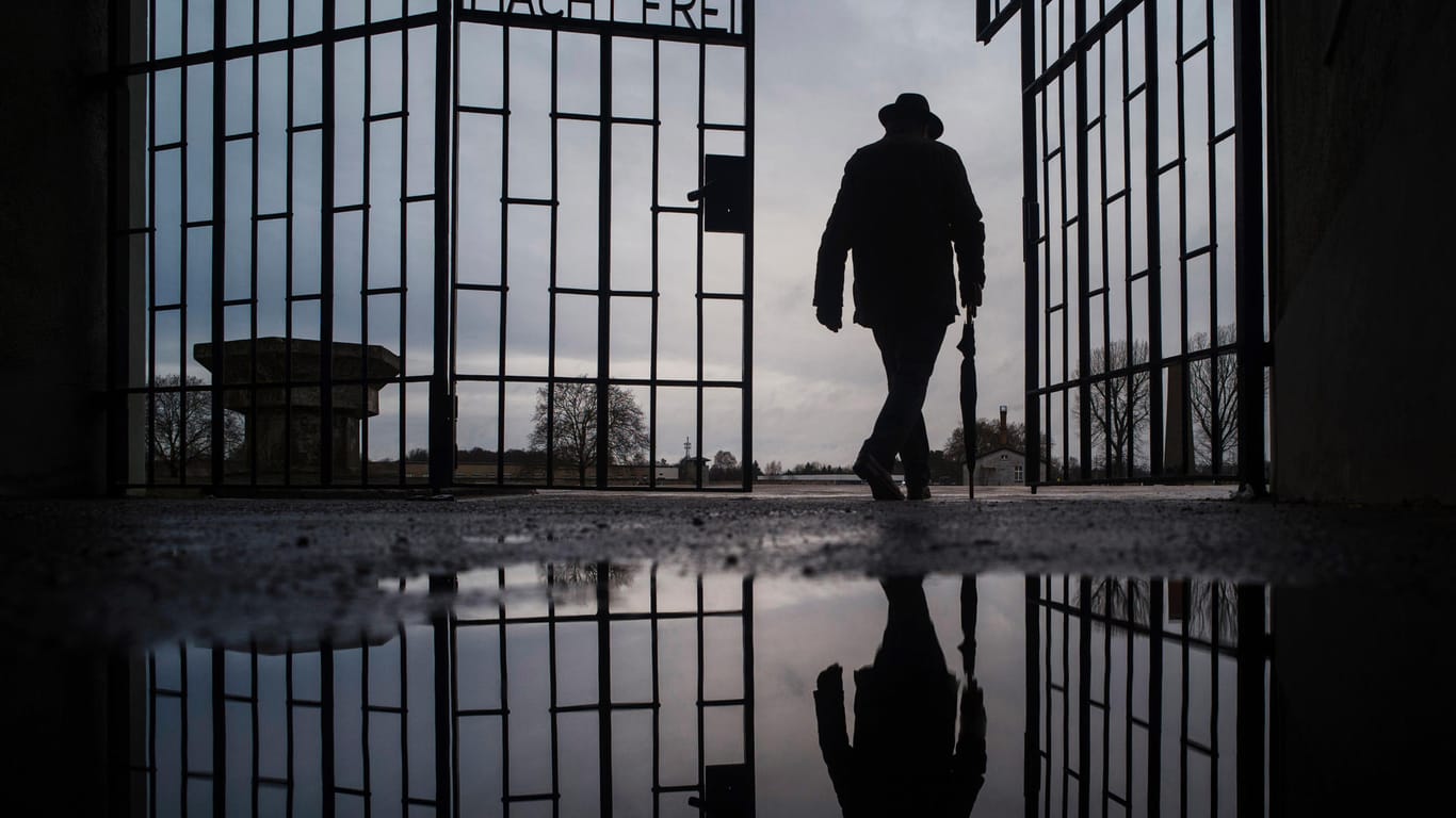 Ein Mann geht durch das Tor des KZ-Sachsenhausen in der Nähe von Berlin (Symbolbild): in Wuppertal wird der Opfer des Nationalsozialismus gedacht.