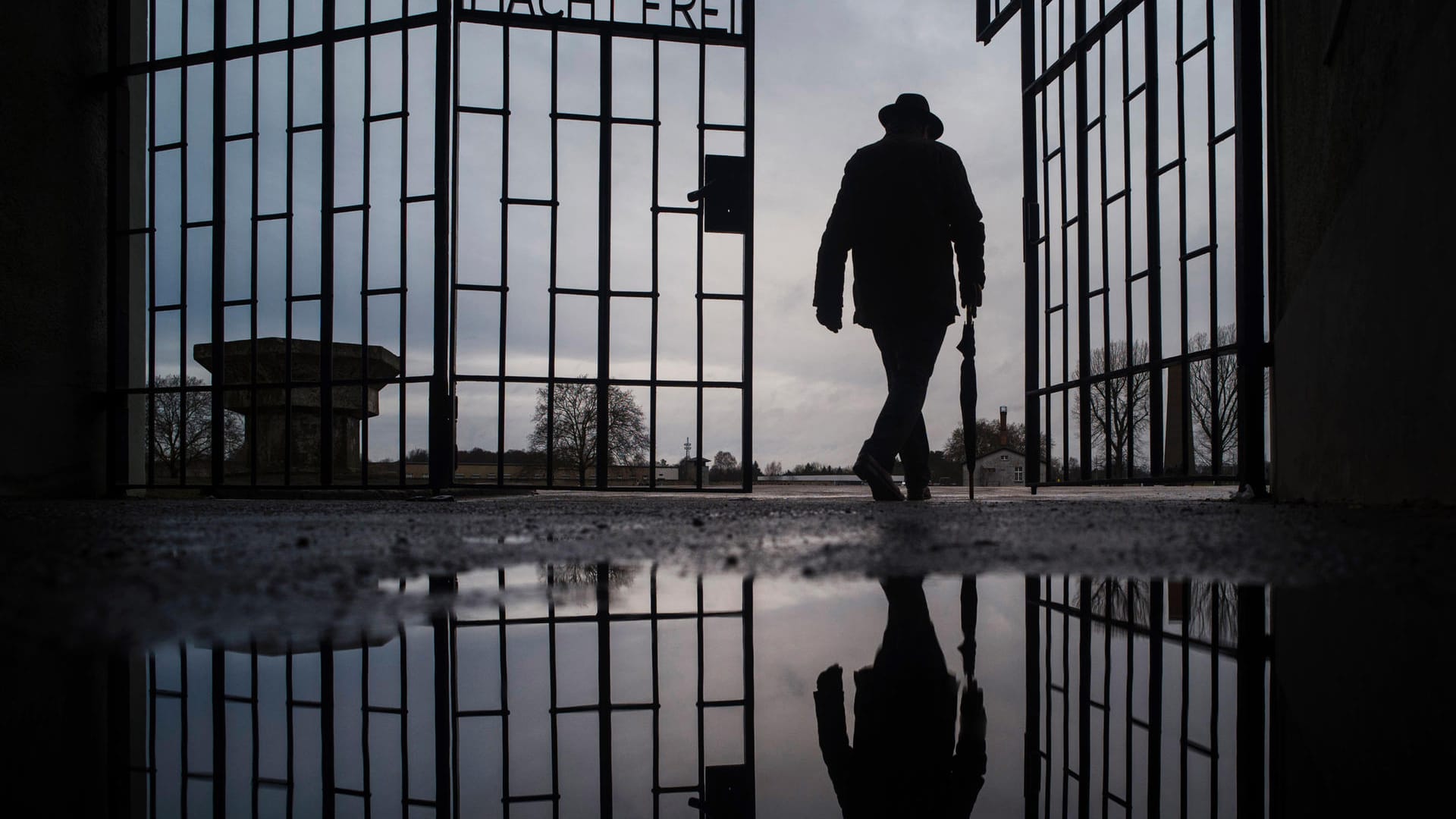 Ein Mann geht durch das Tor des KZ-Sachsenhausen in der Nähe von Berlin (Symbolbild): in Wuppertal wird der Opfer des Nationalsozialismus gedacht. Ein Mann geht durch das Tor des KZ-Sachsenhausen in der Nähe von Berlin (Symbolbild): in Wuppertal wird der Opfer des Nationalsozialismus gedacht.