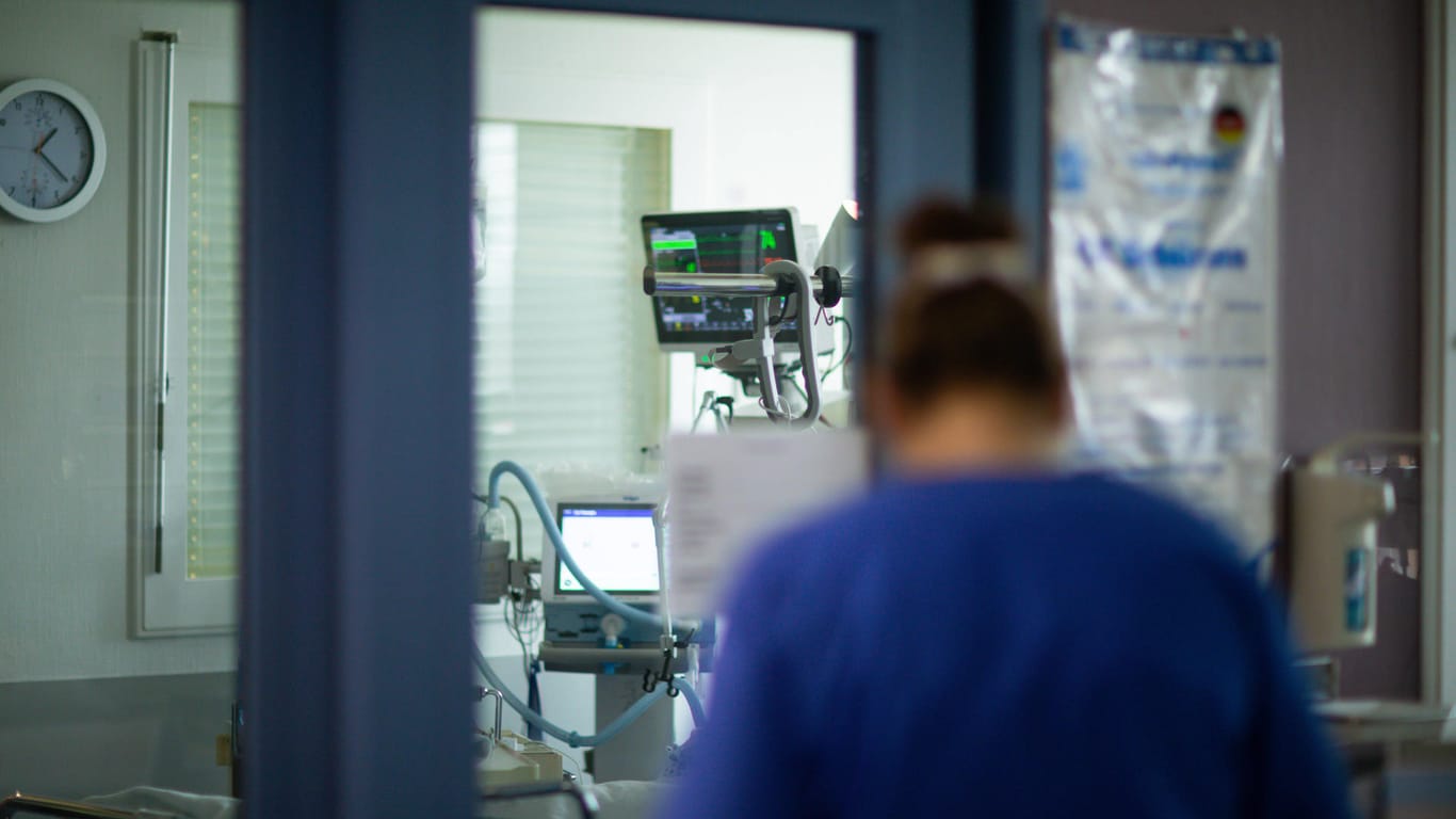 Intensivstation in Deutschland: Ein Berater der Kanzlerin erklärt, dass auch die Zahl der Corona-Patienten, die intensivmedizinisch behandelt werden müssen, zurückgeht.
