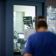 Intensivstation in Deutschland: Ein Berater der Kanzlerin erklärt, dass auch die Zahl der Corona-Patienten, die intensivmedizinisch behandelt werden müssen, zurückgeht.