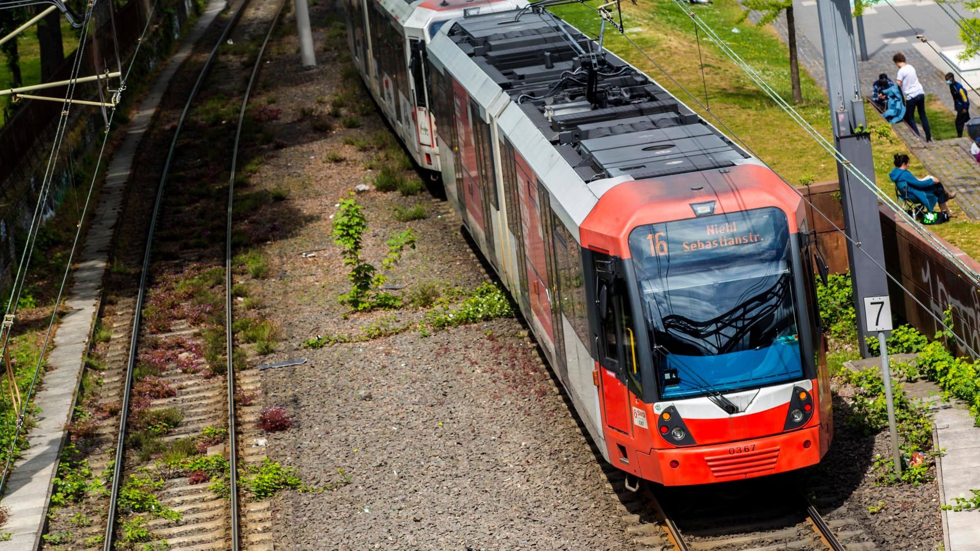 Eine Bahn der KVB (Symbolbild): In Weiden kam es zu einer schweren Kollision.