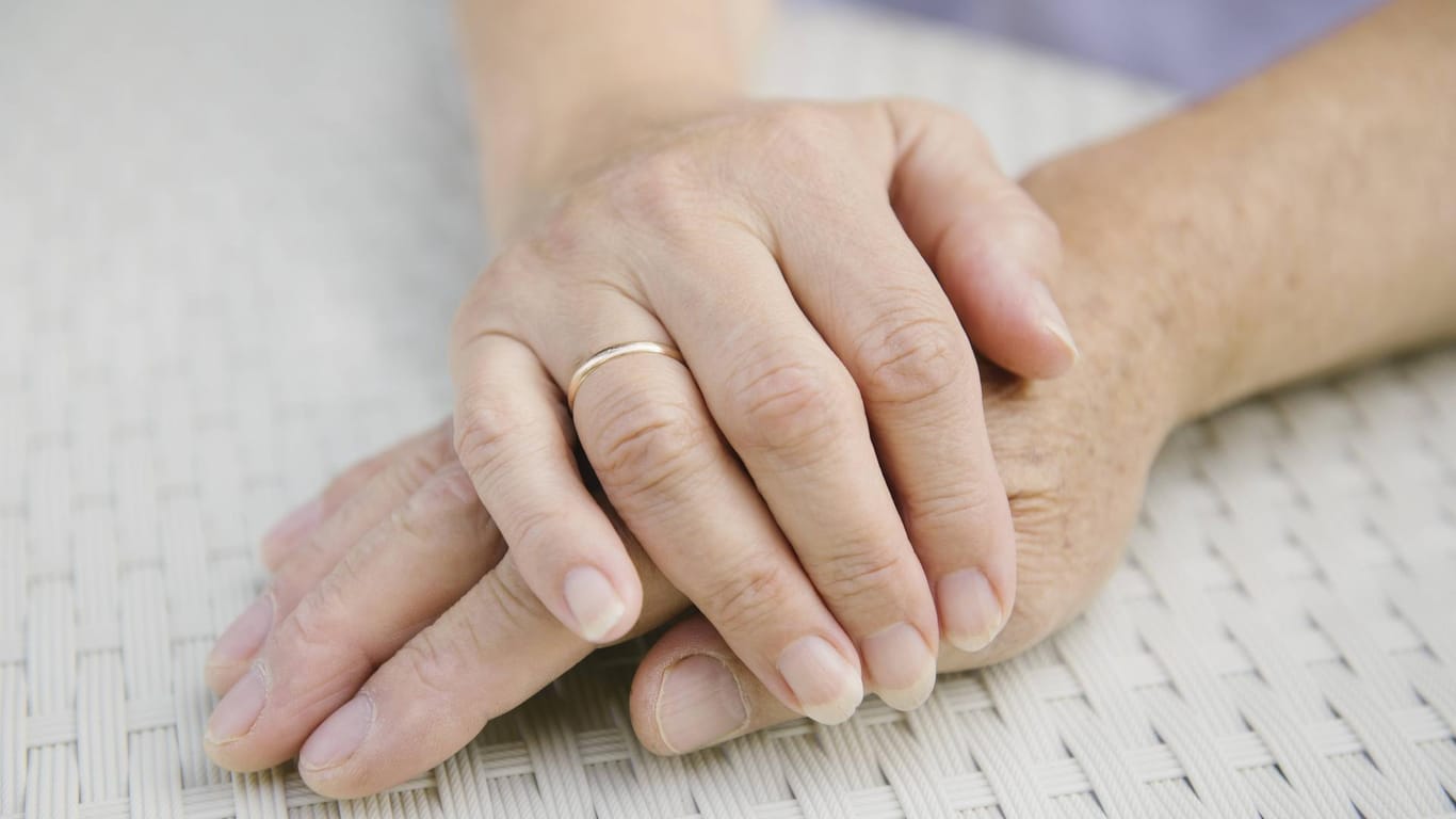 Hand in Hand (Symbolbild): So starb ein Pärchen in den USA auf der Intensivstation.
