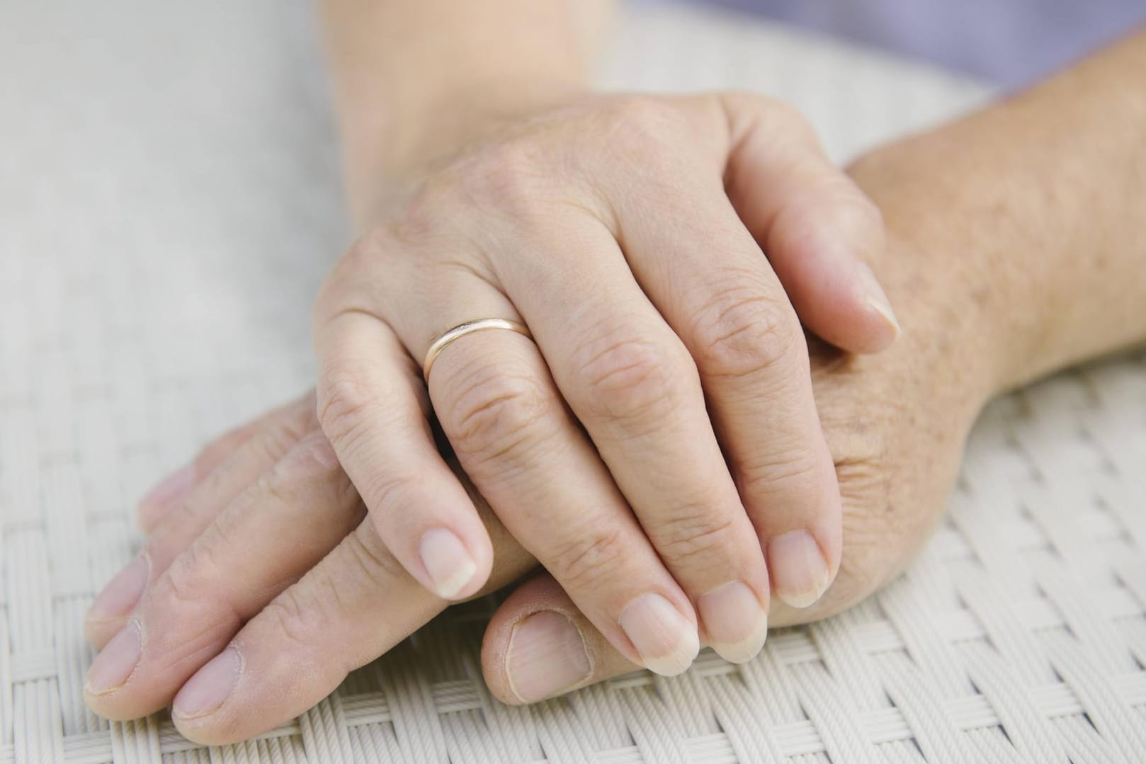 Hand in Hand (Symbolbild): So starb ein Pärchen in den USA auf der Intensivstation.