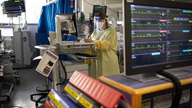 Eine Krankenschwester bei der Arbeit auf einer Londoner Intensivstation.