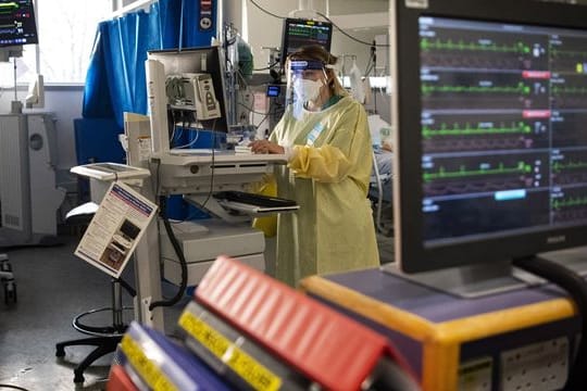 Eine Krankenschwester bei der Arbeit auf einer Londoner Intensivstation.