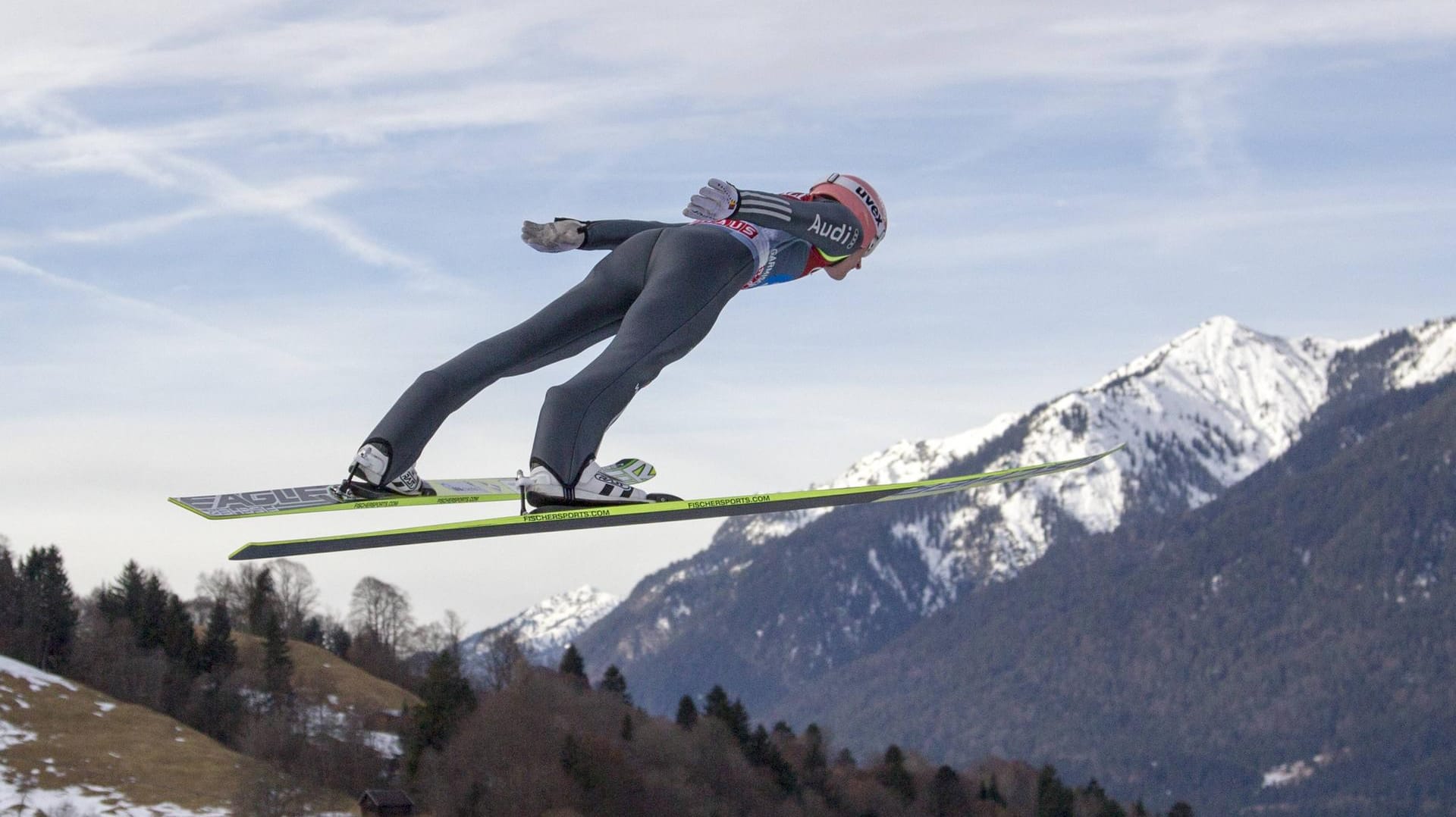 Martin Schmitt: Der Olympiasieger im Jahr 2013 im Flug von der Schanze in Garmisch-Partenkirchen.