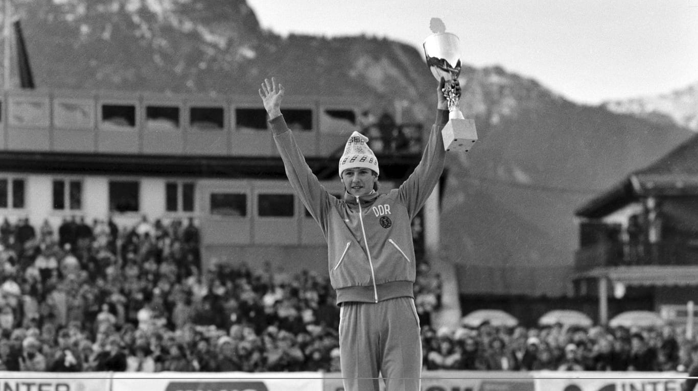 Siegerehrung: Jens Weißflog (DDR) jubelt auf dem Treppchen in Garmisch-Partenkirchen. Er gewann unter anderem 1984 die Vierschanzentournee.