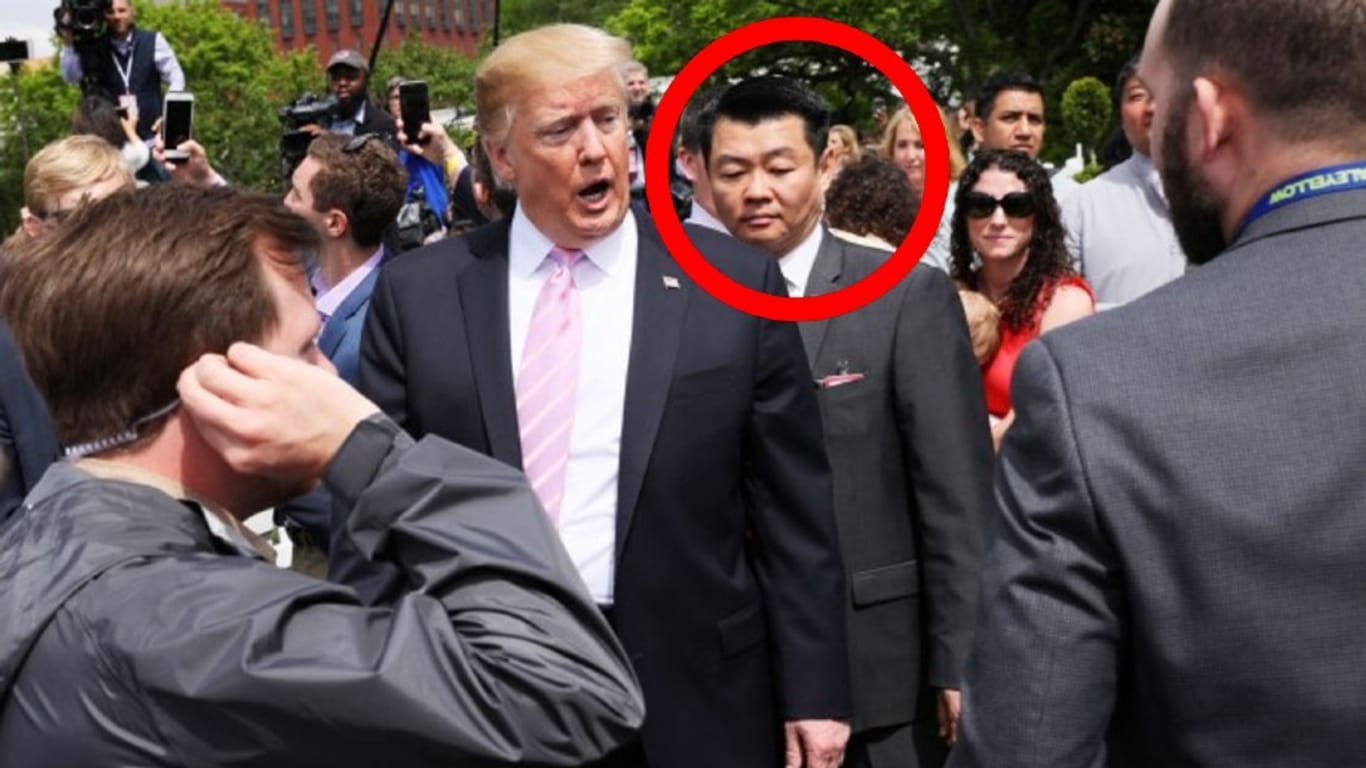 Traditionelles Eierrollen im Garten des Weißen Hauses im April 2018. Ein paar Schritte hinter Trump ist auf dem Foto David Cho.