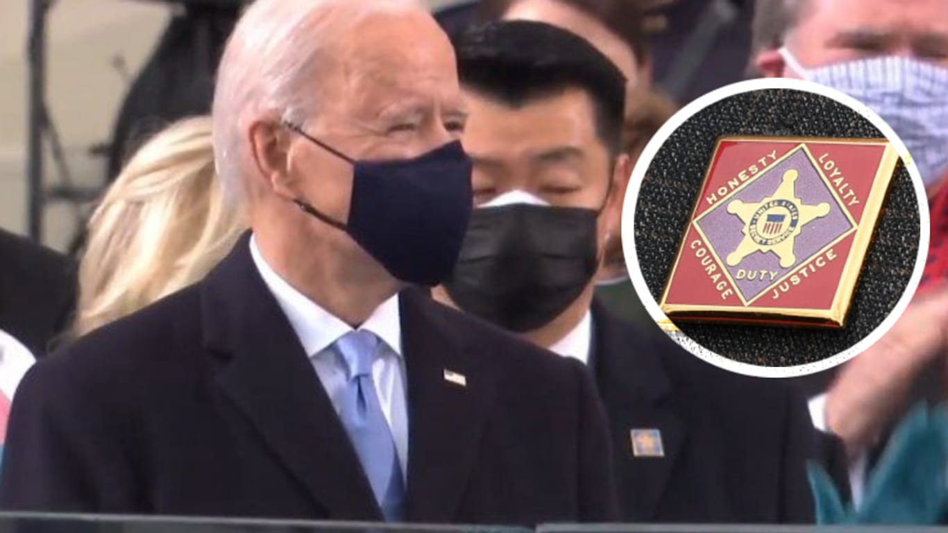 Das Bild, das sofort Kreise zog: Der neue US-Präsident Joe Biden bei der Inauguration, unter hinter ihm der David Cho, der korenaische Wurzeln hat und zum Chniesen mit Parteiabzeichen der chinesischen kommunistoischen Partei erklärt wurde. Es ist ein Pin des Secret Service.
