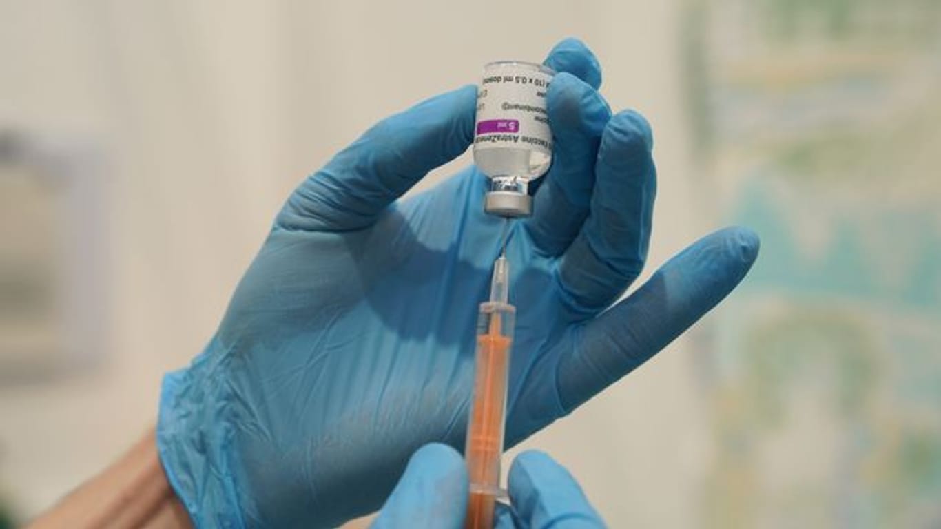 Medizinisches Personal befüllt in einem britischen Krankenhaus eine Spritze mit dem Corona-Impfstoff von Oxford/Astrazeneca.