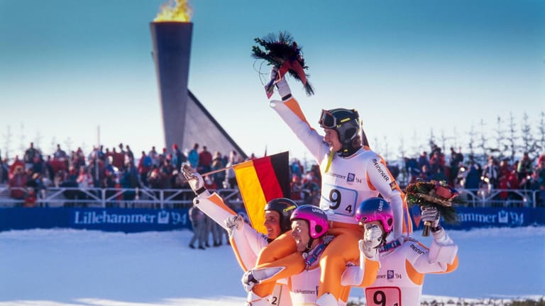Die Olympischen Winterspiele 1994 in Lillehammer: Jens Weißflog jubelt auf den Schultern von Hansjörg Jäckle, Dieter Thoma und Christoph Duffner über Mannschaftsgold.