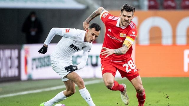 Christopher Trimmel (r) von Union Berlin im Zweikampf um den Ball.
