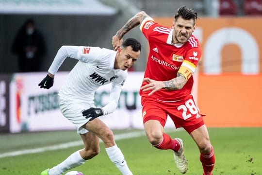 Christopher Trimmel (r) von Union Berlin im Zweikampf um den Ball.