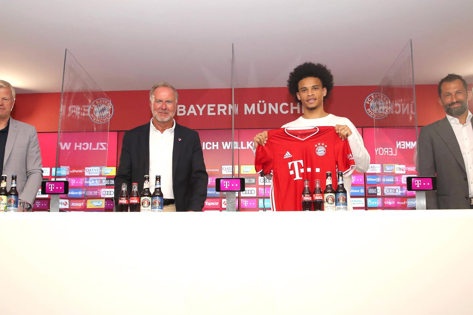 Oliver Kahn, Karl Heinz Rummenigge, Leroy Sané und Hasan Salihamidzic (Archivfoto): Sané war der letzte große Transfer der Bayern.