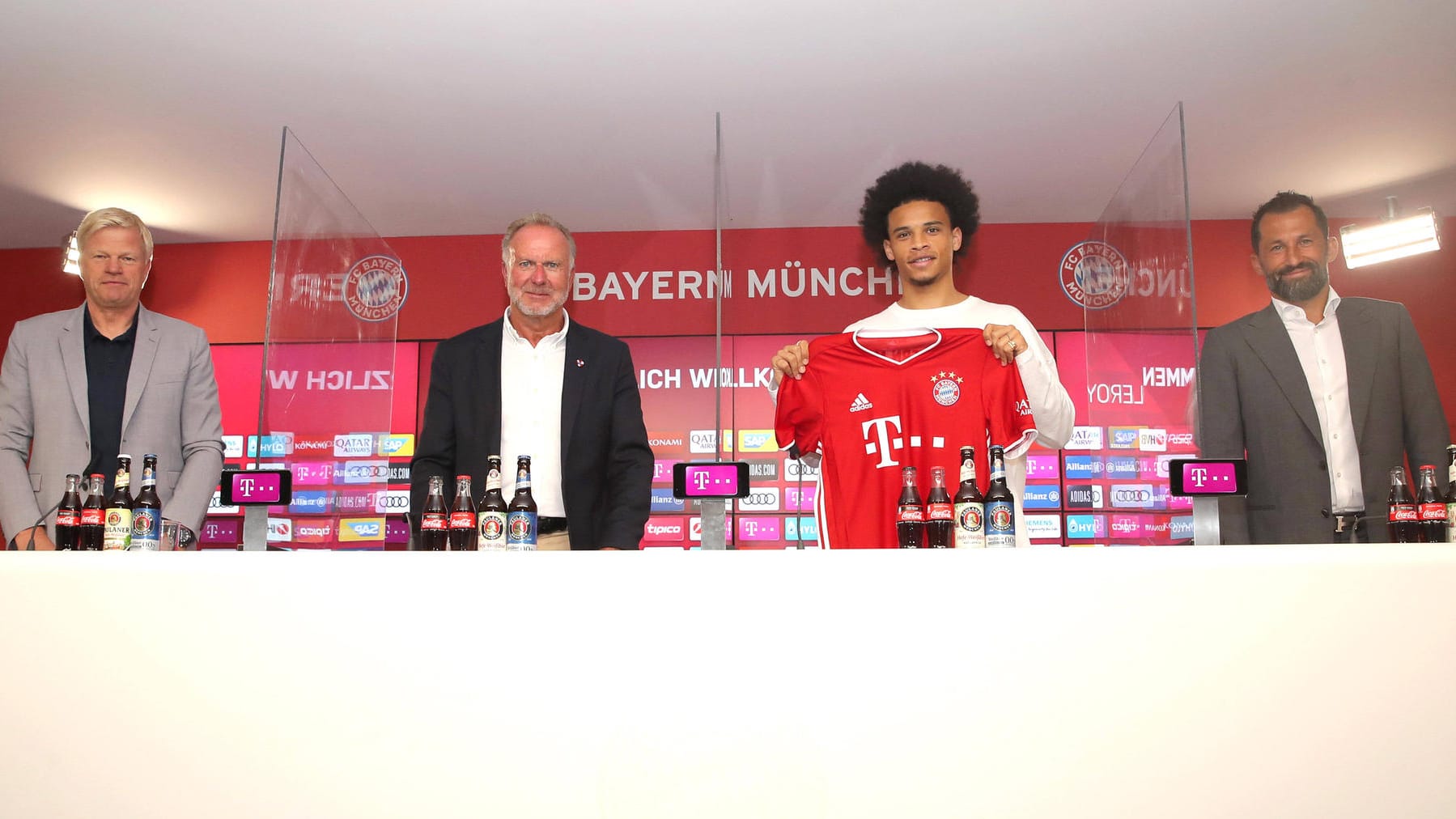 Oliver Kahn, Karl Heinz Rummenigge, Leroy Sané und Hasan Salihamidzic (Archivfoto): Sané war der letzte große Transfer der Bayern.