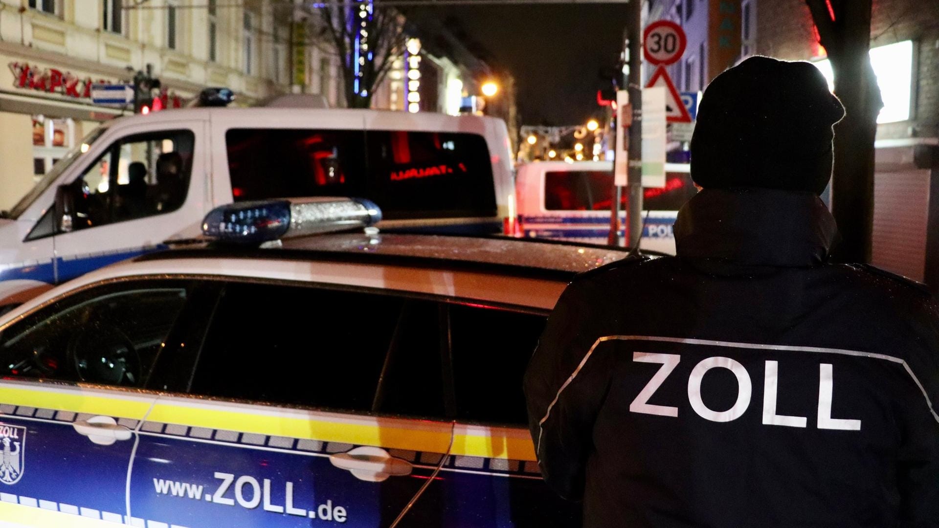 Fahrzeuge des Zoll sperren den Eingangsbereich der Keupstrasse ab: Mehr als 600 Beamte haben in mehreren Bundesländern einen Schlag gegen eine mutmaßliche Bande von Geldwäschern geführt. Fahrzeuge des Zoll sperren den Eingangsbereich der Keupstrasse ab: Mehr als 600 Beamte haben in mehreren Bundesländern einen Schlag gegen eine mutmaßliche Bande von Geldwäschern geführt.