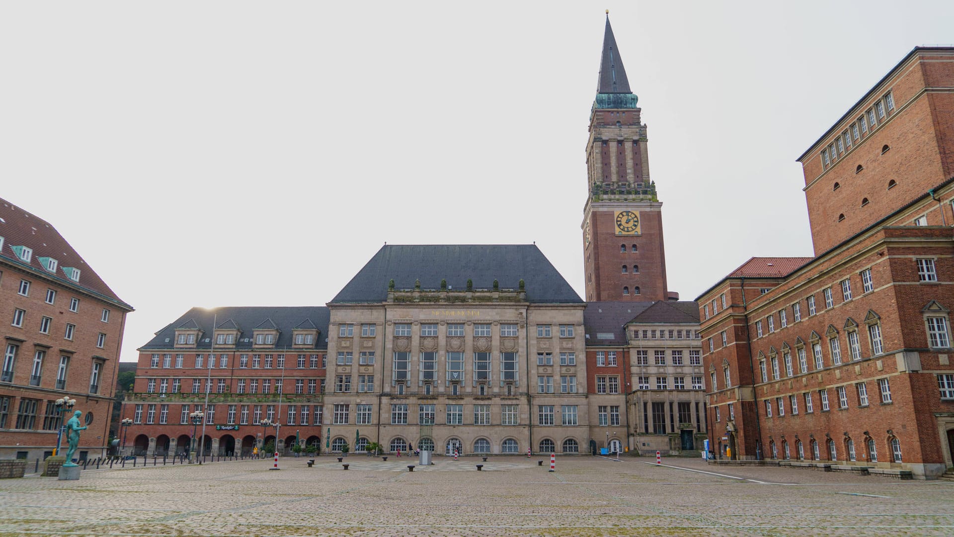 Das Kieler Rathaus (Symbolbild): Die Stadt erinnert mit 34 Biografien von jüdischen Kindern und Lehrern an die Opfer des Holocaust.